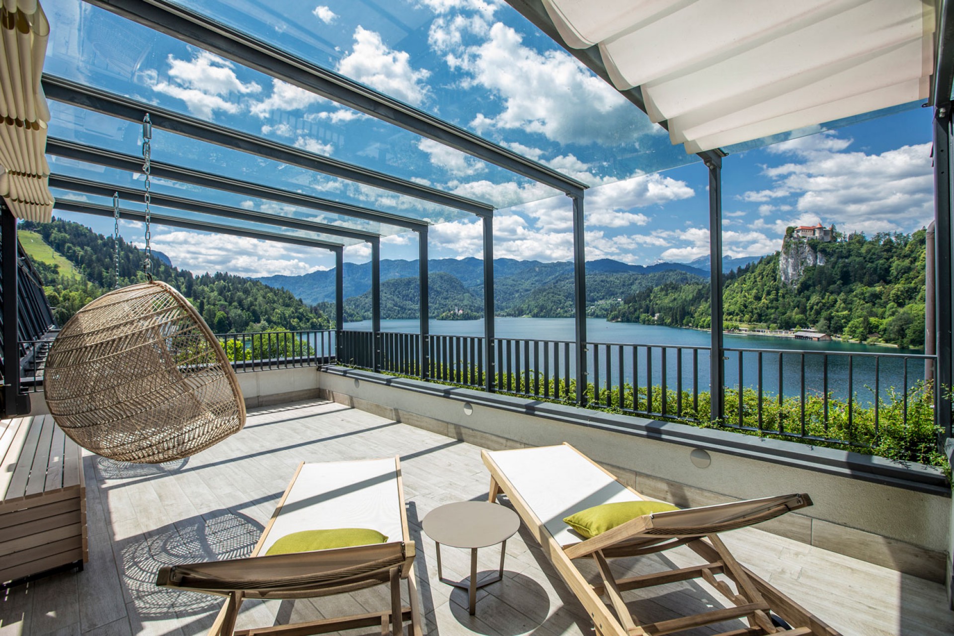 Slideshow Bild - Die Outdoor-Terrassen in den Sava Resorts bieten eine wunderschöne Aussicht.