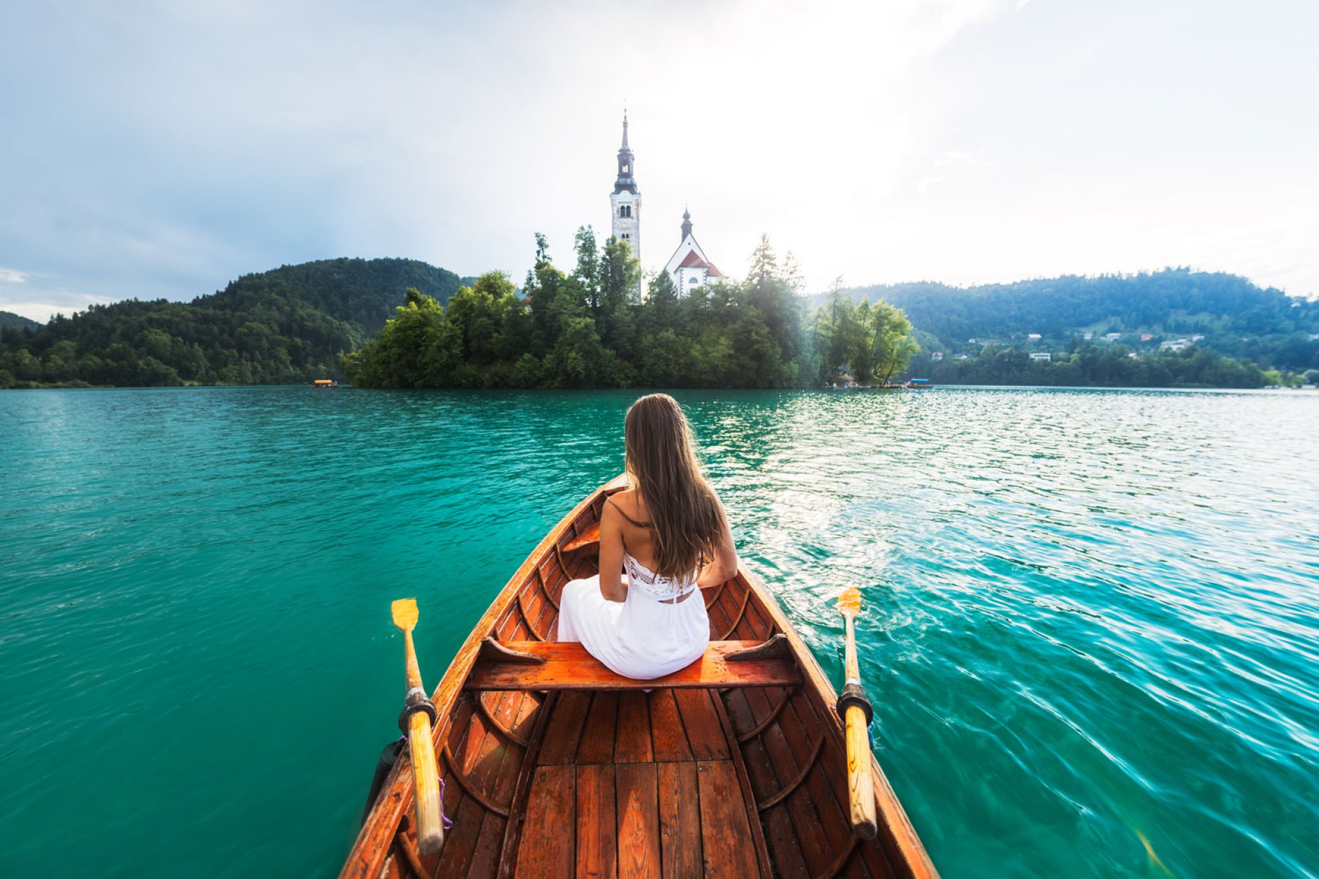 Slideshow Bild - In Bled kann man die unberührte Natur der slowenischen Alpen genießen.